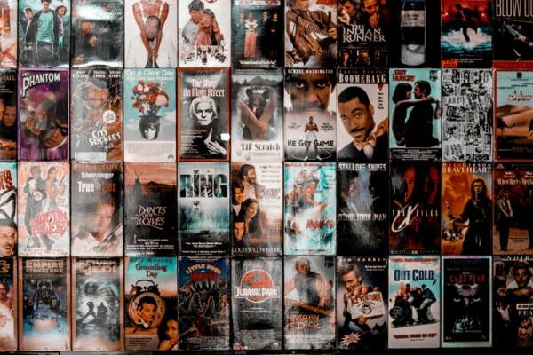  Foto mit Filmpostern an einer Wand. 